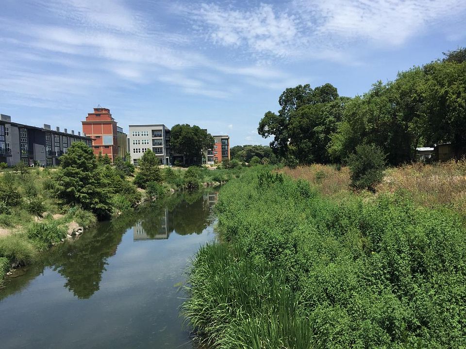 3 blocks from the San Antonio River