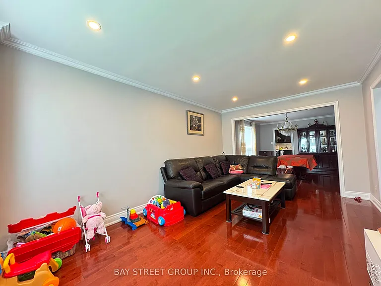 33 Northolt Cres — Photo 7