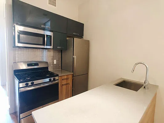 Rented by Manhattan Management LLC | media 28