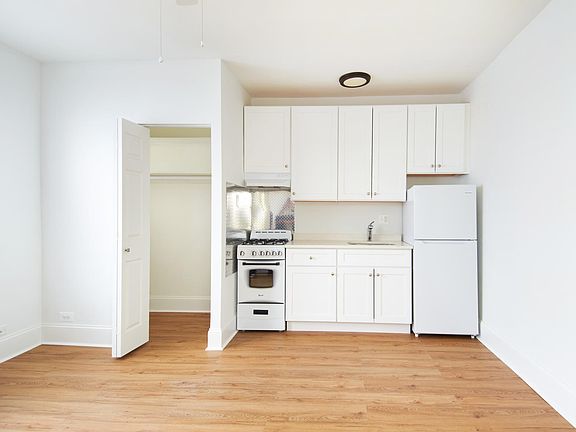 2nd image of 5433 N Kenmore Ave APT 412
