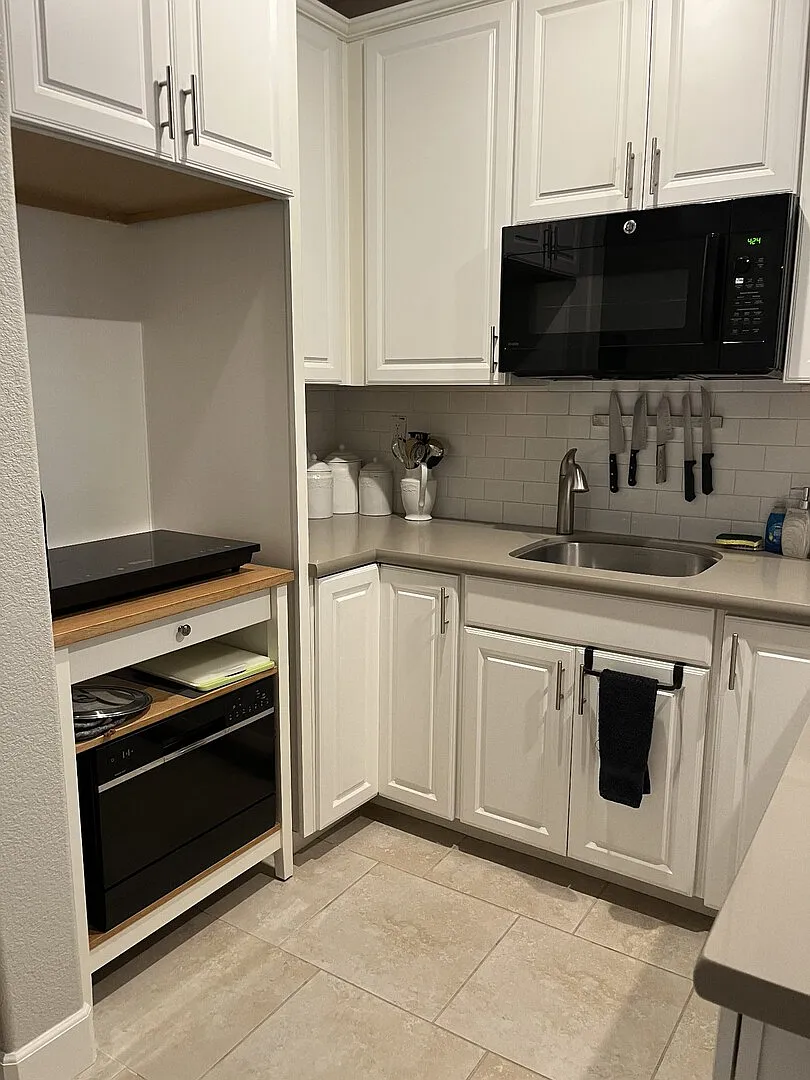 Furnished Luxury 1 Bedroom Home — Photo 3