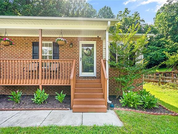 3rd image of 694 Dogwood Cir
