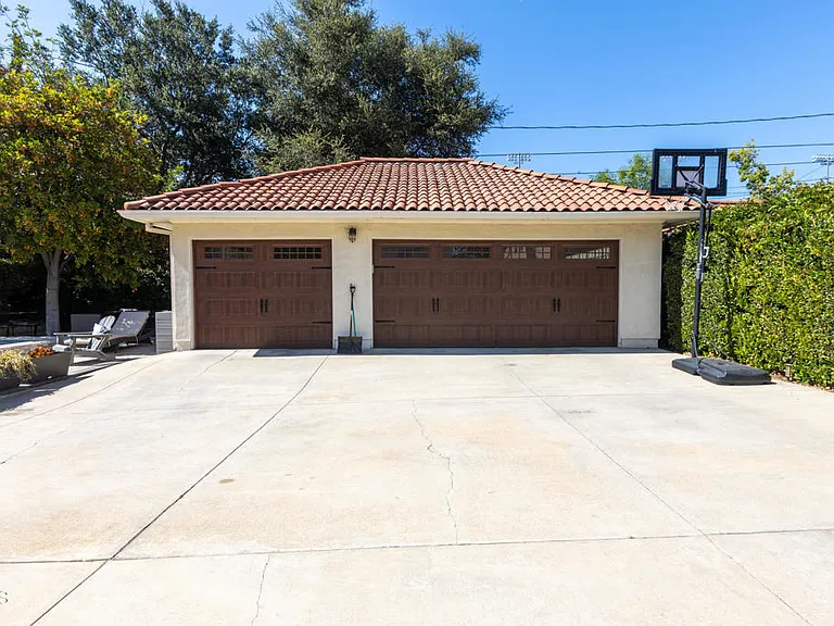 1541 Rose Villa St — Photo 40