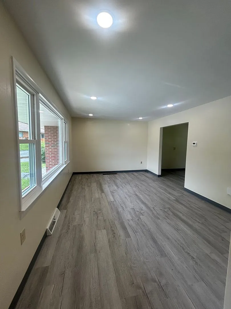 3 bedroom, 1 bath house — Photo 2