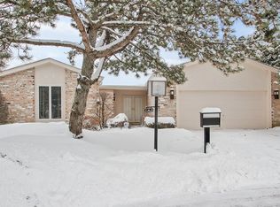 141 Arrowwood Dr, Northbrook, IL 60062