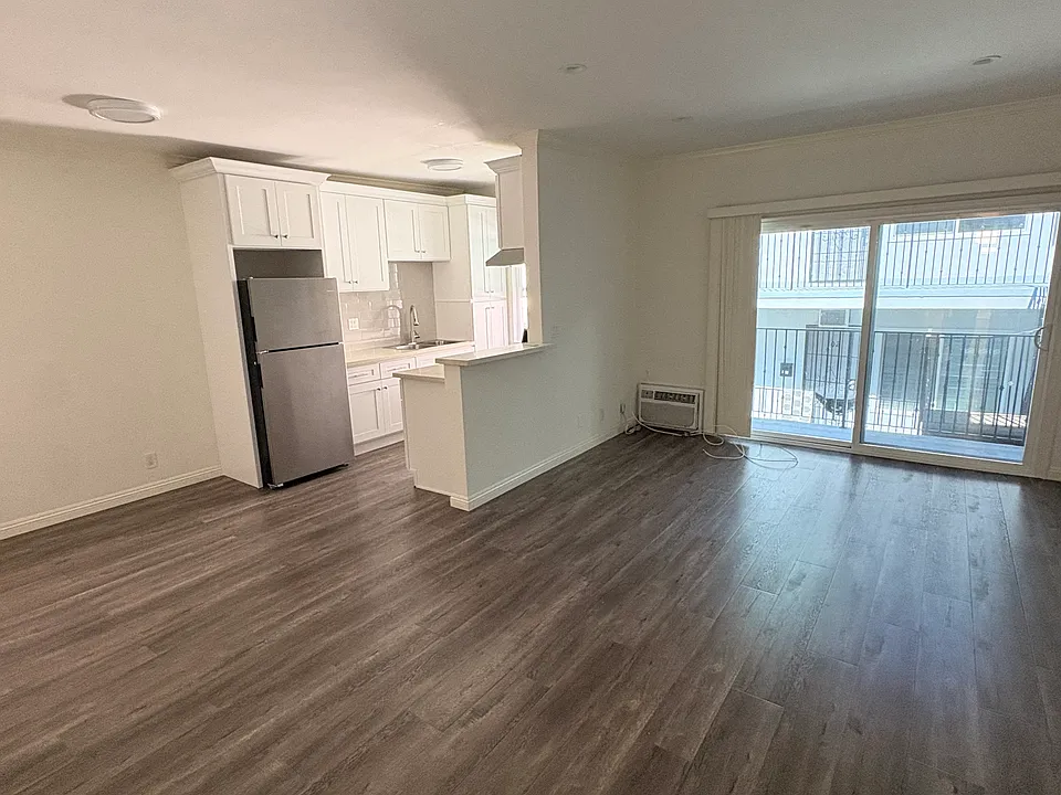 655 N Hayworth Ave #207