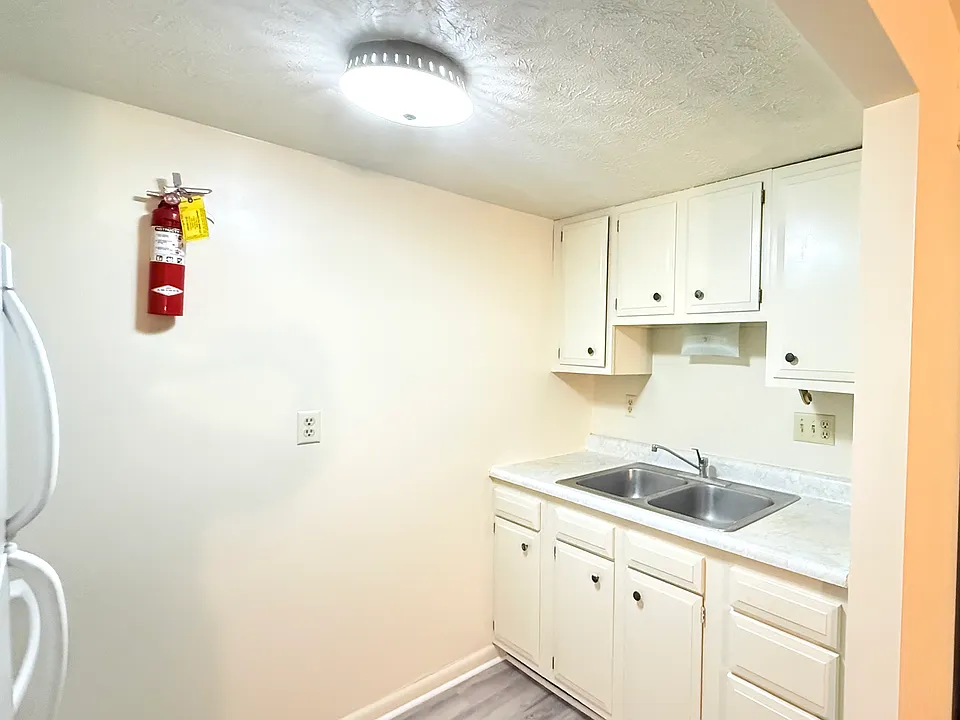639 1 Bed Efficiency kitchen