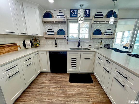 5th image of 318 Oakwood Cir