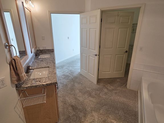 4th image of 6125 NE 175th St APT M102