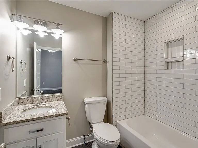 2425 Chamberlain Ave — Photo 13