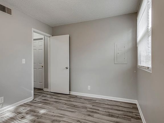 4th image of 2330 Oak Ct #2330