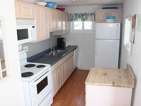 4th image of 207 E 22nd St