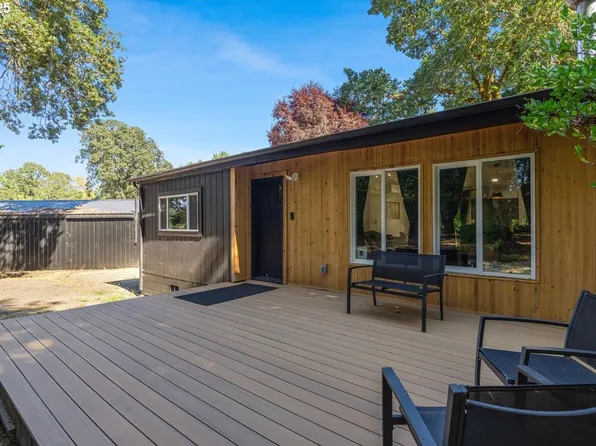 10580 NE Fox Farm Rd, Dundee, OR 97115