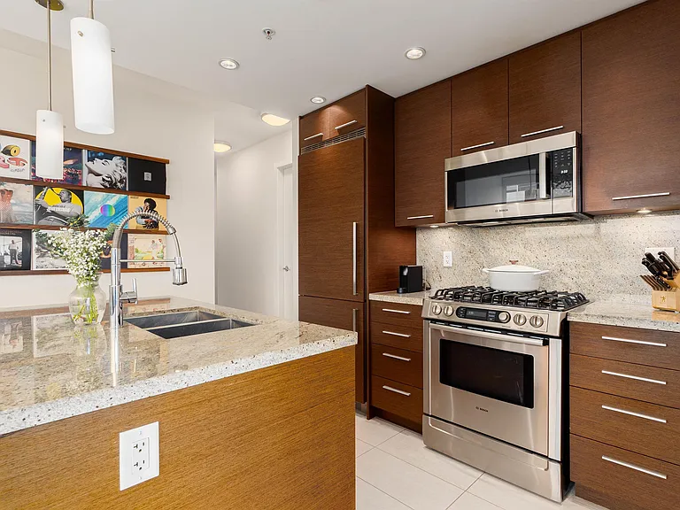 2528 Maple St #305 — Photo 7