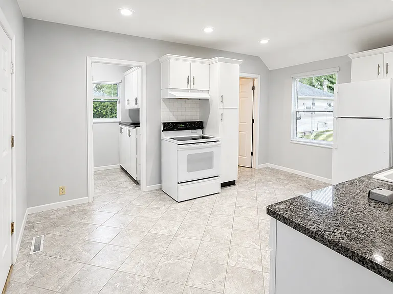 2092 Garfield Ave — Photo 2