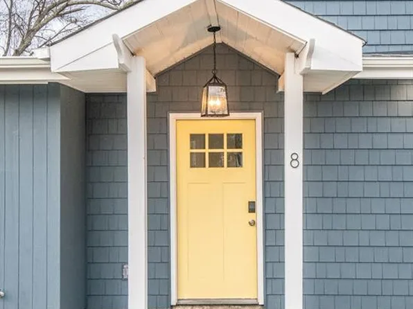 8 Sunset Rd, Narragansett, RI 02882