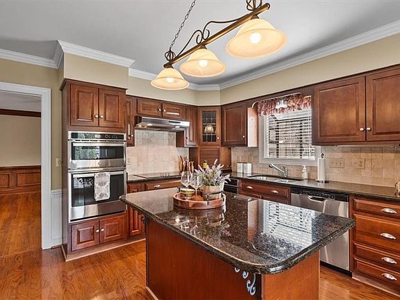 3rd image of 41 Folkstone Dr