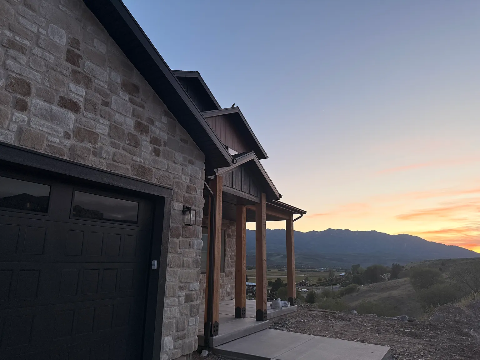 6 bed, 3.5 bath, 4200 sqft, $3,950 — Photo 2