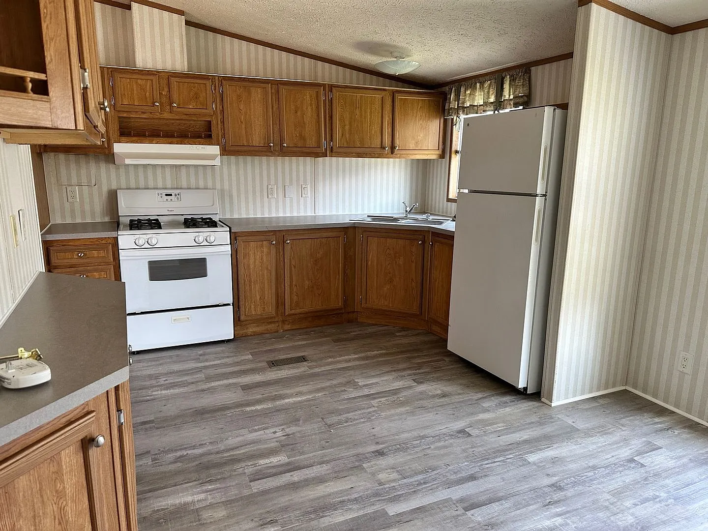 Centrally Located 3 BD 2 BA Modular Home — Photo 3