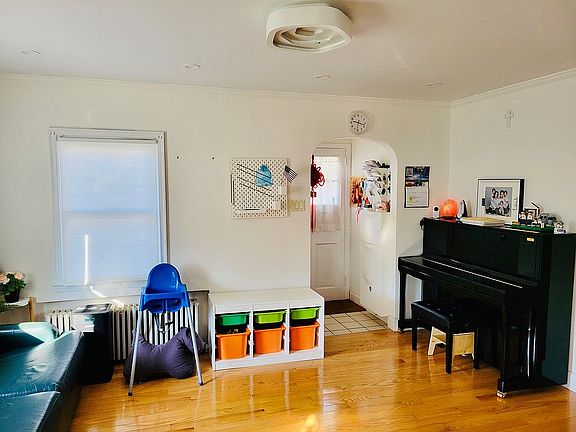 3rd image of 8 Sheppard St