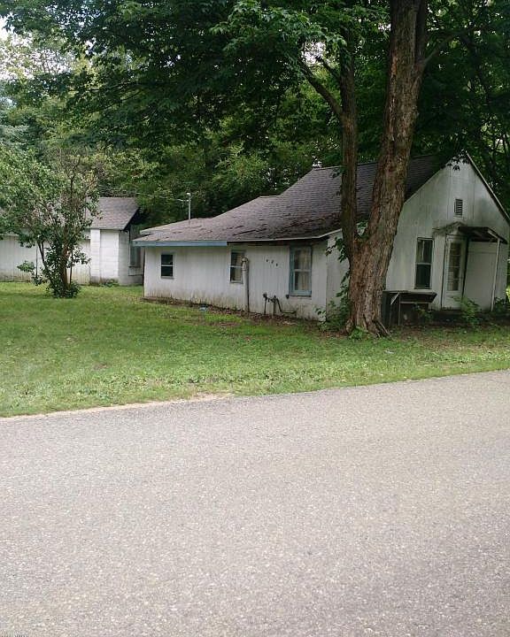 2nd image of 424 Riverside Dr