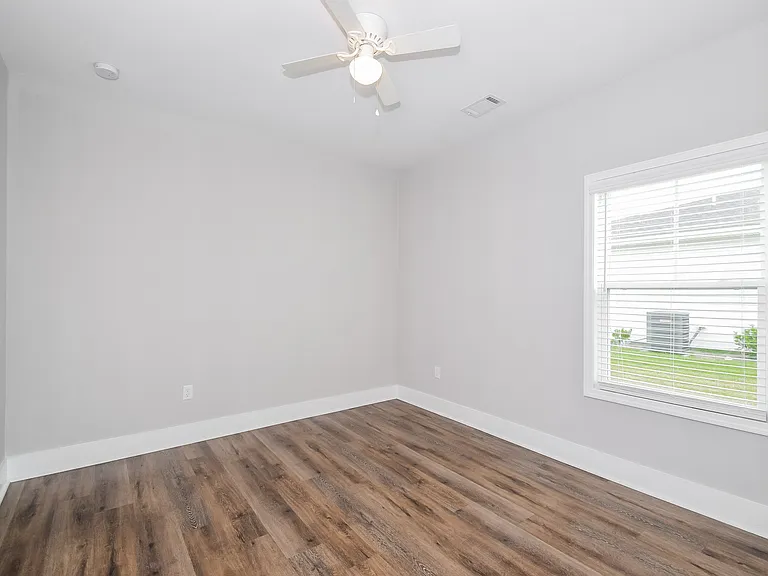 54 Laura Ct — Photo 10