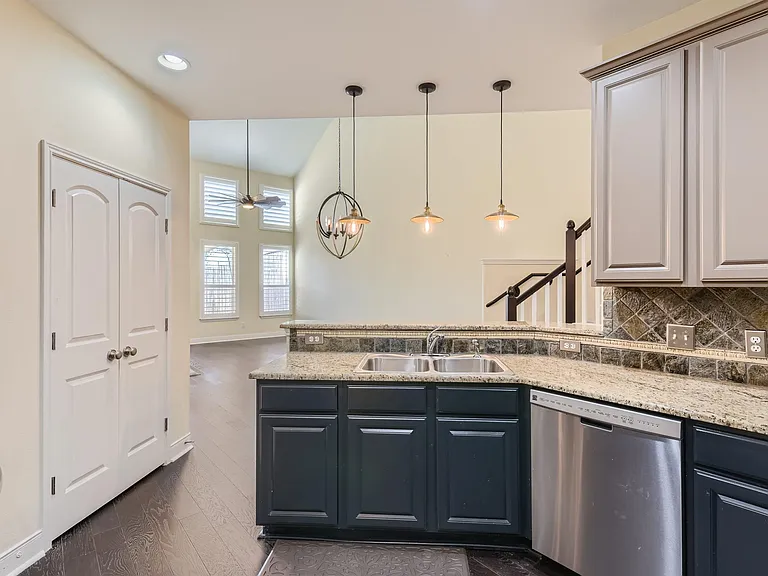 2210 Onion Creek Pkwy #402 — Photo 11