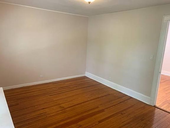 3rd image of 2442 Hering Ave #1