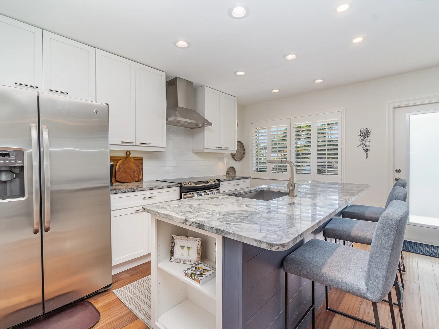 2 bed, 800 sqft, $7,200 — Photo 1