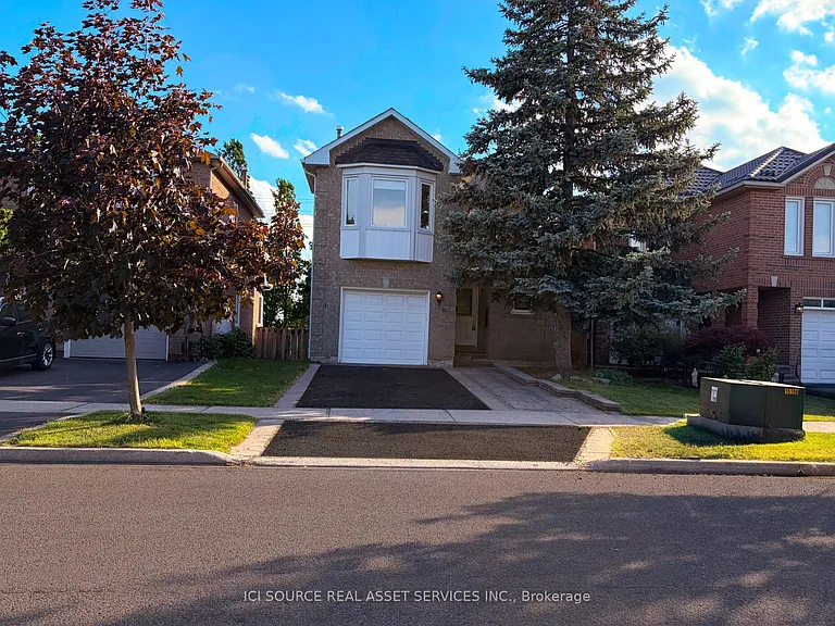 7176 Harding Cres — Photo 1