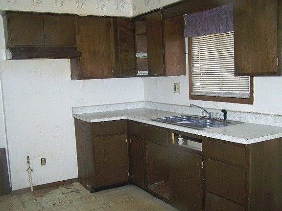 5th image of 2604 E 141st St