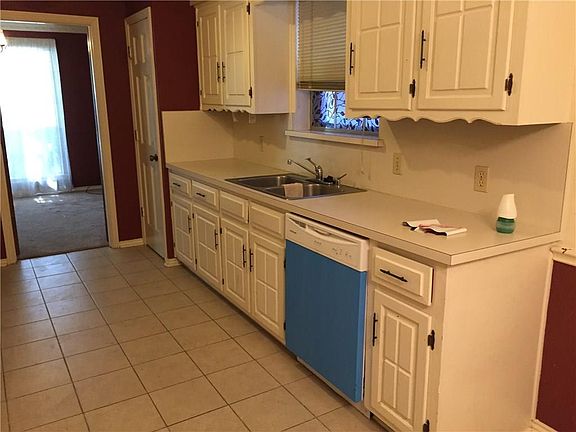 5th image of 627 Truman Ct