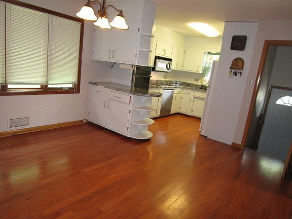 4th image of 722 E 163rd Pl