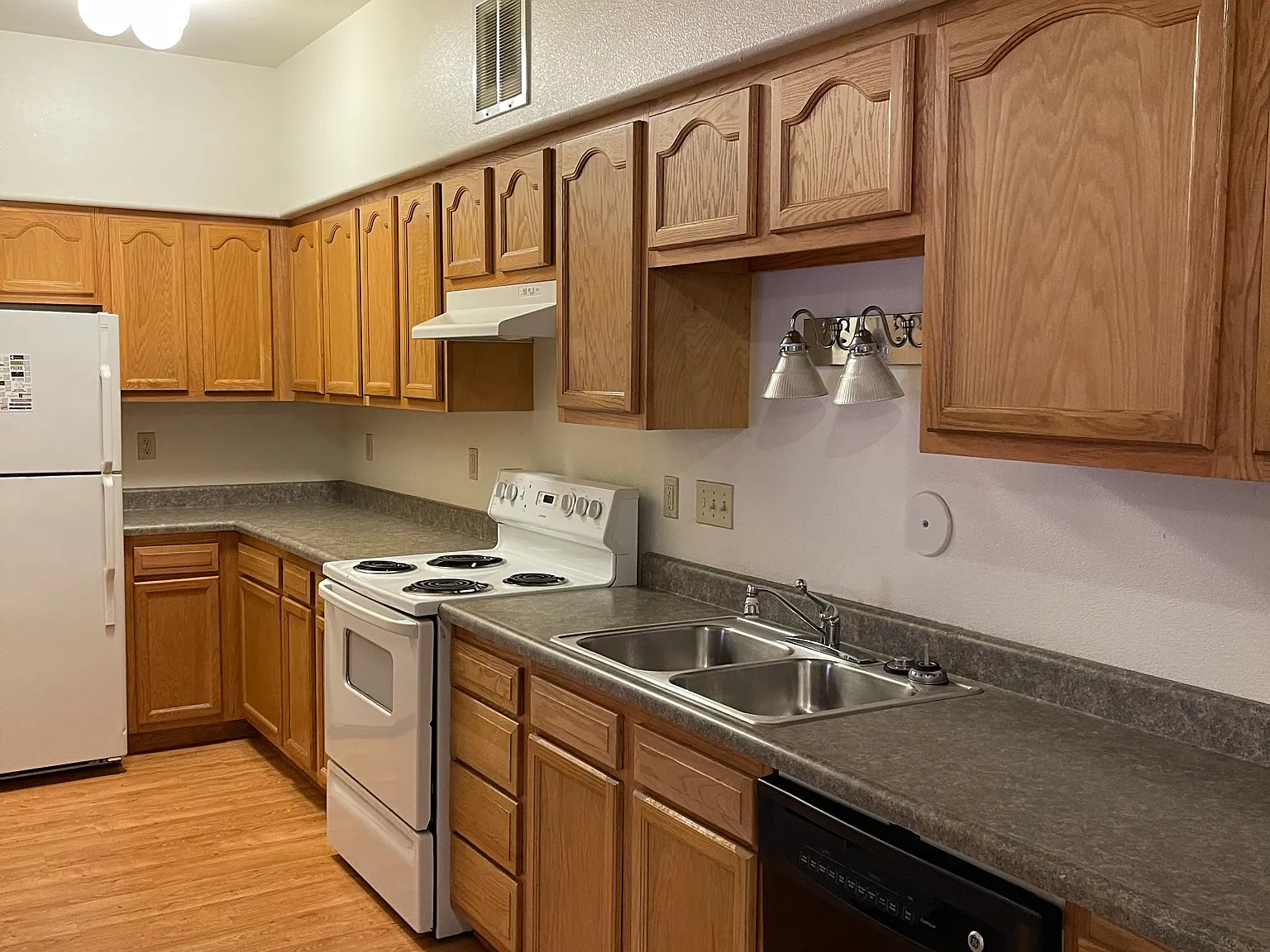 5 bed, 1246 sqft, $2,498 — Photo 2