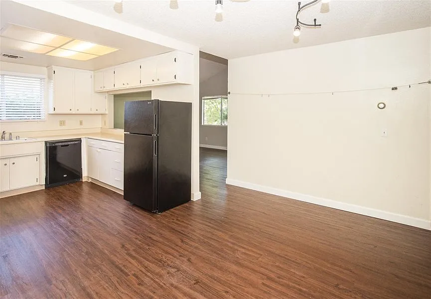 3 bed, 2.0 bath, 1370 sqft, $2,750 — Photo 3