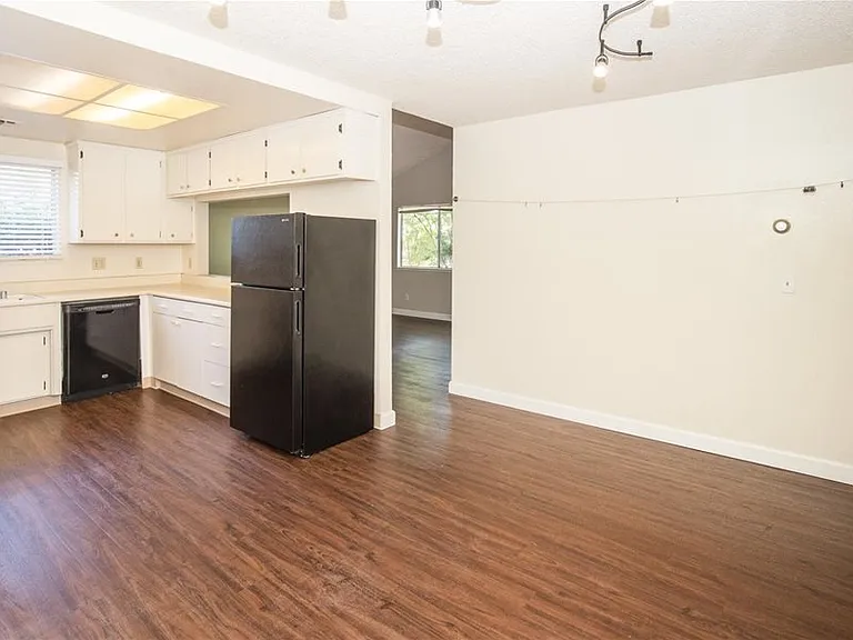 701 Braddock Ct — Photo 3