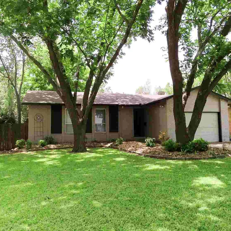 Charming 4-Bed, 2-Bath Home with Fenced Yard, Fireplace & Attached Garage in Rockwall — Photo 1