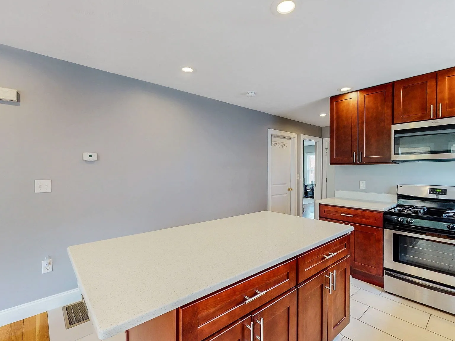 5 bed, 3.0 bath, 1400 sqft, $5,300 — Photo 2