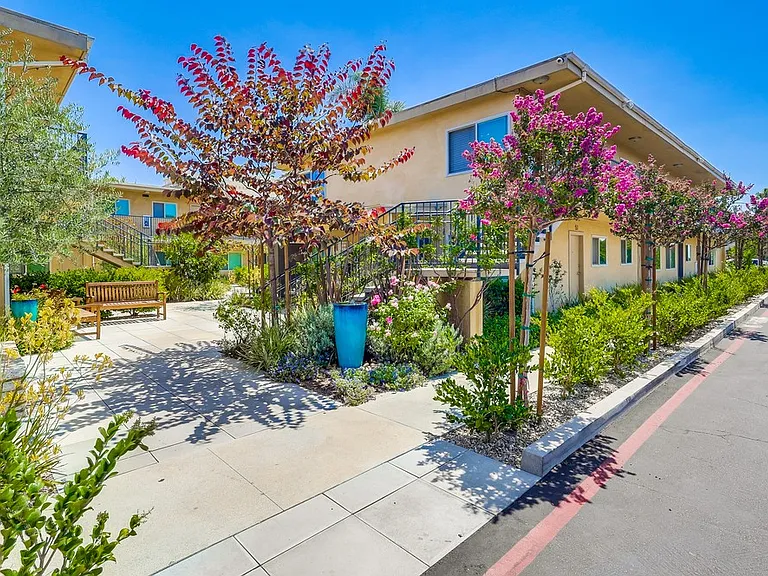 3528 W Adams Blvd — Photo 8