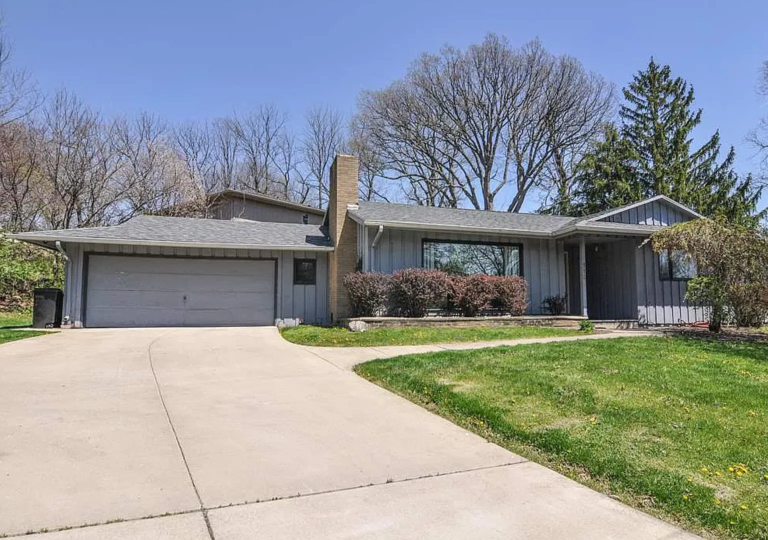 Beautiful 4 Bedroom, 2 Level Home — Photo 1