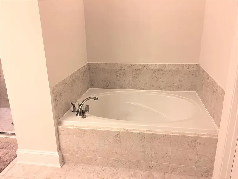 406 Samantha Dr — Photo 2