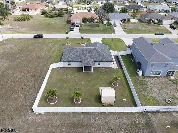 5th image of 402 NW 18th Ter