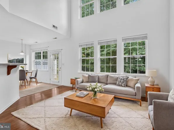 28 Sutton Ct, Pennington, NJ 08534
