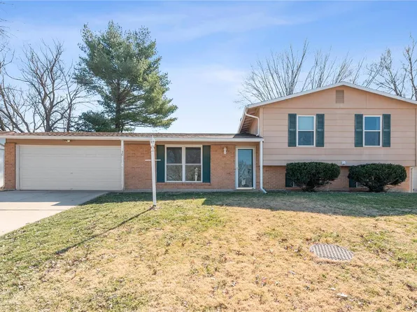 30 S Hillview Dr, Saint Peters, MO 63376