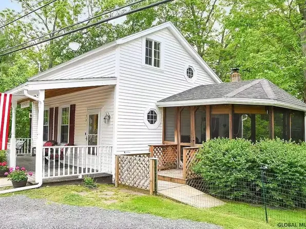 19 Philo Rd, Hudson, NY 12534