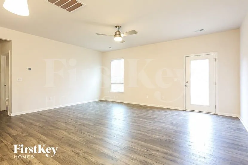 4 bed, 3.0 bath, 2025 sqft, $2,040 — Photo 3