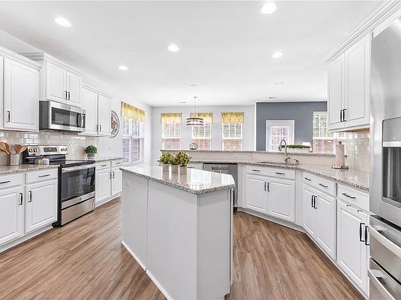 3rd image of 336 Avendell Dr