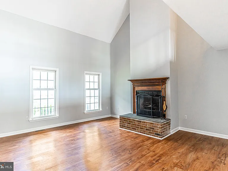 121 Nottingham Ct — Photo 8