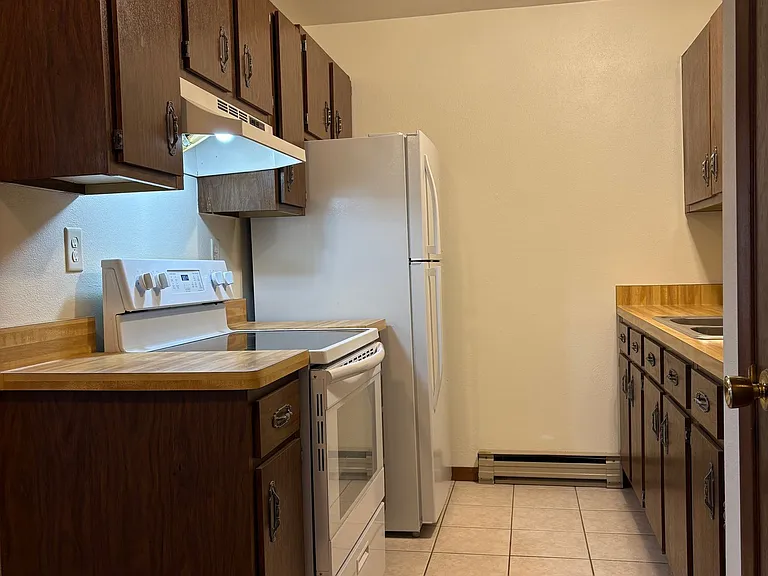 Immaculate Updated 1 Bedroom with 1 Bath — Photo 8