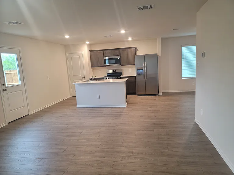 1117 Northfield Dr — Photo 3
